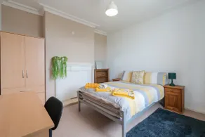 Spacious 4BR, Parking, Near Centre, Accommodates 7 - Image 2