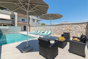 Artemis Pool Front Suite - Image 4