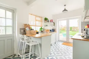 Stunning seafront property with garden and drive - Image 4