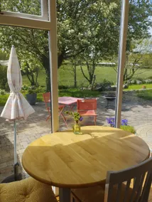 Luxury relaxation with sunroom & private apartment - Image 2