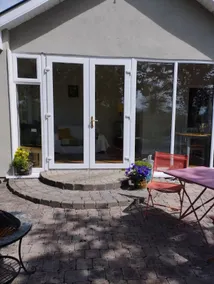 Luxury relaxation with sunroom & private apartment - Image 3