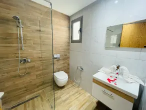 Luxury apartment with pool view - Image 3