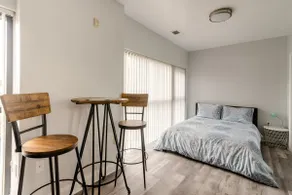 Cozy Uptown retreat with free parking - Image 5