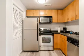 Cozy Uptown retreat with free parking - Image 2