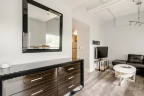 Cozy Uptown retreat with free parking - Image 4