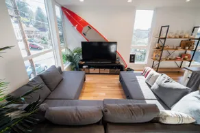 Wine & Waves: Alki Homes for Family and Friends - Image 2