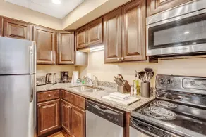 ⚡️Glamorous 2BR 🔥 Sleeps 6 🔥 Secluded & Renovated 🐶 Pet Friendly ⚡️Free Street Parking - Image 4
