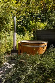 Cozy forest lodge with hot tub and veranda - Image 5