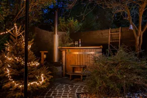 Cozy forest lodge with hot tub and veranda - Image 2