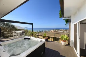 White House Terrigal LOCATION pool spa beach - Image 2