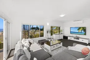 White House Terrigal LOCATION pool spa beach - Image 5