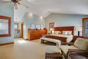 Hayward Luxury Bungalow Lake Retreat Home - Image 4