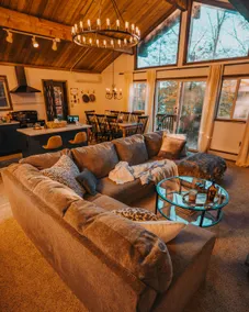 The Green Light Lodge- minutes to beach & skiing! - Image 2