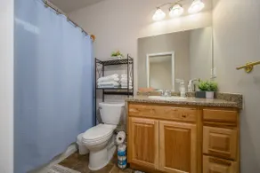 2 Bedroom (7 minutes from airport) - Image 3