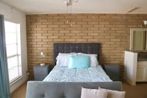 Eastside home, 5 min from I-10, Self Check-In - Image 4