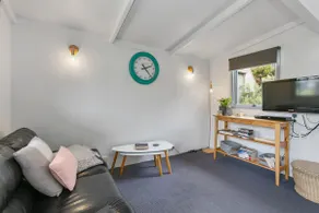 Bay Beach Hut ~ Heated Floor ~ 50m Cafes - Image 4