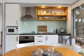 Bay Beach Hut ~ Heated Floor ~ 50m Cafes - Image 5