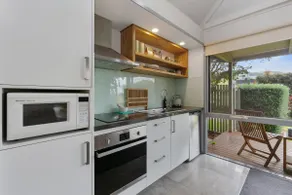 Bay Beach Hut ~ Heated Floor ~ 50m Cafes - Image 3