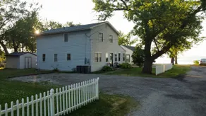 5 Bedroom Lakeside Home Sleeps 12 - Shared Lake Access, Large Yard, Central Air, Fire Pit, Horseshoes & More! - Image 4