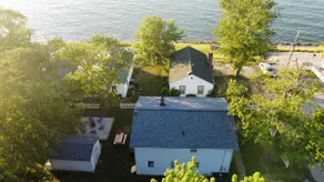 5 Bedroom Lakeside Home Sleeps 12 - Shared Lake Access, Large Yard, Central Air, Fire Pit, Horseshoes & More! - Image 3