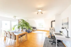 Plenty of space for groups, with a large combined living/dining/kitchen area - Image 3