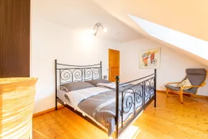 Plenty of space for groups, with a large combined living/dining/kitchen area - Image 4