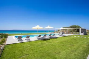 Villa de luxe en front de mer avec piscine à débordement de 100 m2 et jacuzzi sur la plage - Image 2