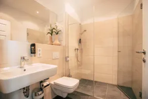 *Superior* Bright & open for 5 people in the city center - Image 5