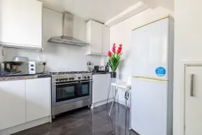 Bright 3-Bedroom Flat Parking 4KTV & Balcony - Image 4