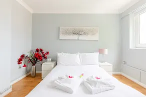 Bright 3-Bedroom Flat Parking 4KTV & Balcony - Image 2