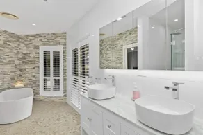 Award-Winning Blue Mountains Retreat w/ Pub & Spa - Image 2