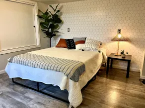 Comfy and private basement suite close to Downtown - Image 2