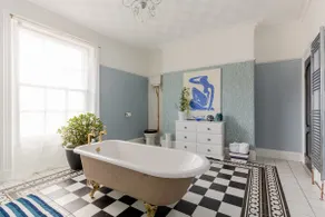 Hottub Free Parking 4 bath 15 bed 10 min L1 - Image 3