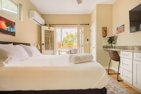 Private Queen Suite with Pool and Hot Tub - Image 4