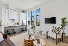 Beautiful Perfectly Located Luxury 2 Bed Townhome - Image 2