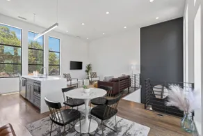 Beautiful Perfectly Located Luxury 2 Bed Townhome - Image 4