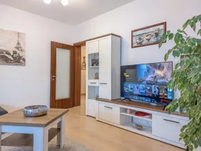 Stylish Sunrise Apartment - Balcony & Parking - Image 5
