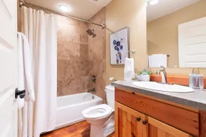 Stylish Luxury Loft in ♥ of Southside *NEW* - Image 3