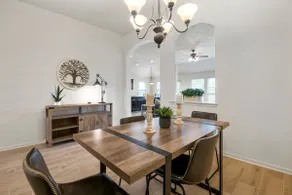Elegant single story house, great location - Image 5