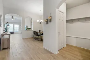 Elegant single story house, great location - Image 4