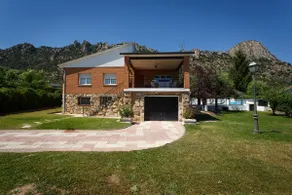 Rural house with heated pool in La Cabrera - Image 2