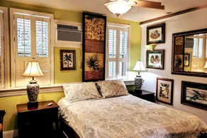 Artistic 2BR 2BA 2-floor 2 blocks to beach + AC. - Image 4