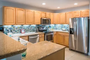 ☀️Stylish 2bd @beach~King Bed~jetted tub~Dog friendly~Elevator - Image 2