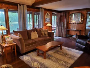 Beautiful Lakefront Log Cabin - Image 2