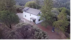 Cozy Woodworker's Cabin, 26 miles to Yosemite! - Image 3