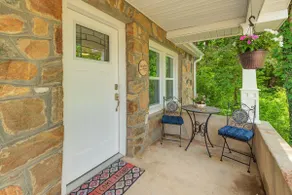 Cozy Creekside Cottage - Image 4