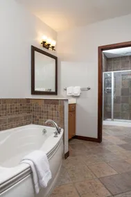 Spacious 2 Bedroom - 8 Complimentary Park Passes! - Image 4