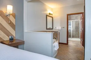 Spacious 2 Bedroom - 8 Complimentary Park Passes! - Image 3