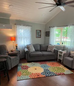 Rustic Retreat,1 Bedroom Cape Cod Cottage, Oswego - Image 2