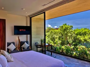 Vogue Top Floor Studio | Pool, Gym, Beach Shuttle - Image 3